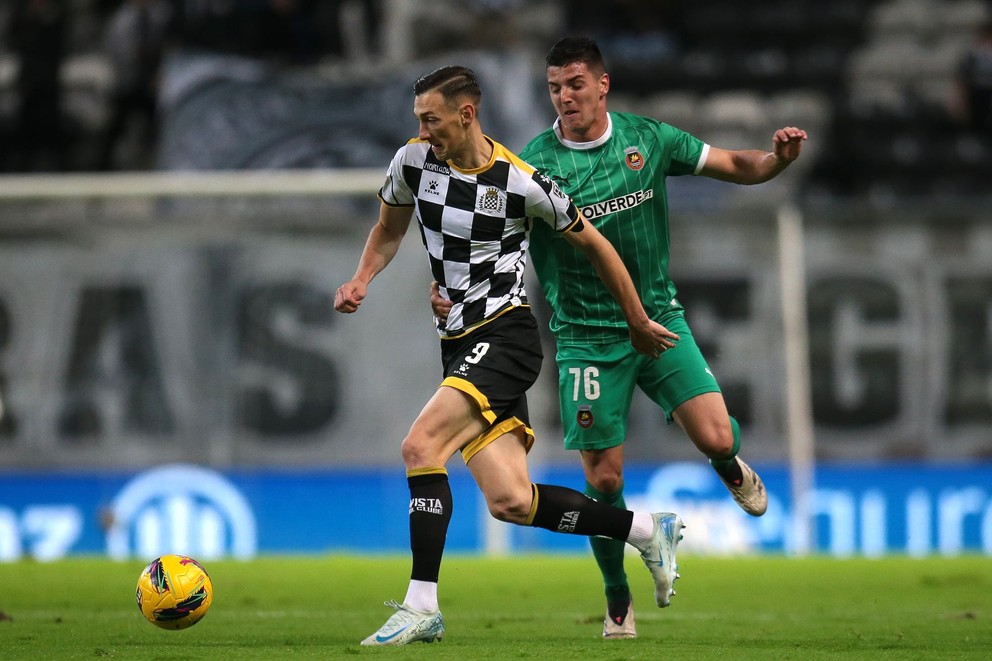 Na snímke slovenský futbalista Róbert Boženík (vľavo) z Boavisty.