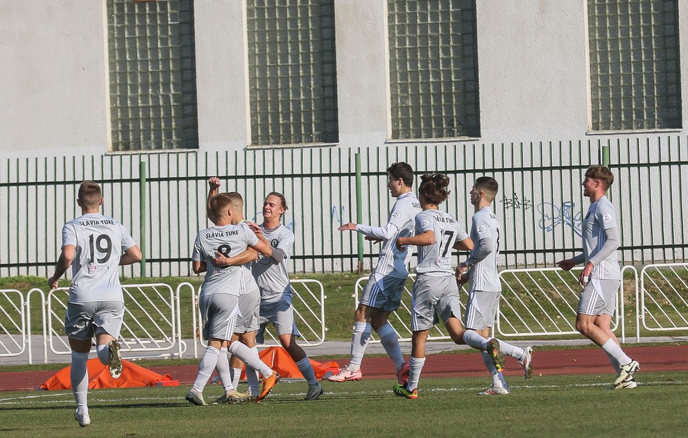 Futbalisti Slávia TU Košice oslavujú gól proti Lokomotiva Košice.