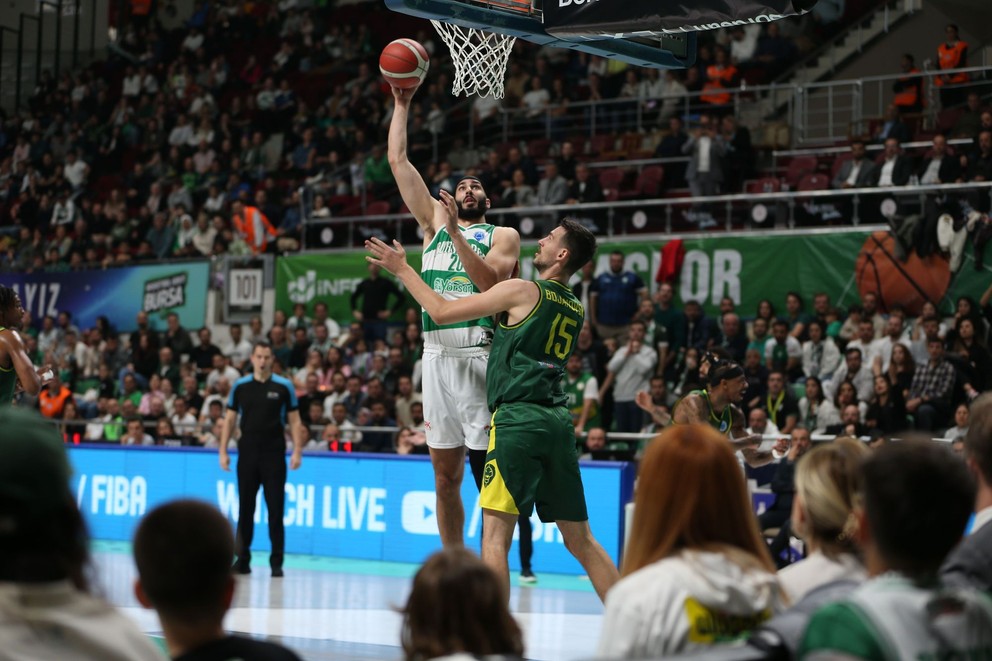 Joshua Sharma z Bursasporu a Boris Bojanovský (uprostred vpravo) z tímu Patrioti Levice počas zápasu B-skupiny Európskeho pohára FIBA Bursaspor Basketbol – Patrioti Levice.