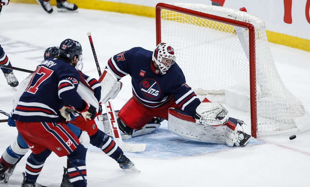 Connor Hellebuyck v bránke Winnipeg Jets.