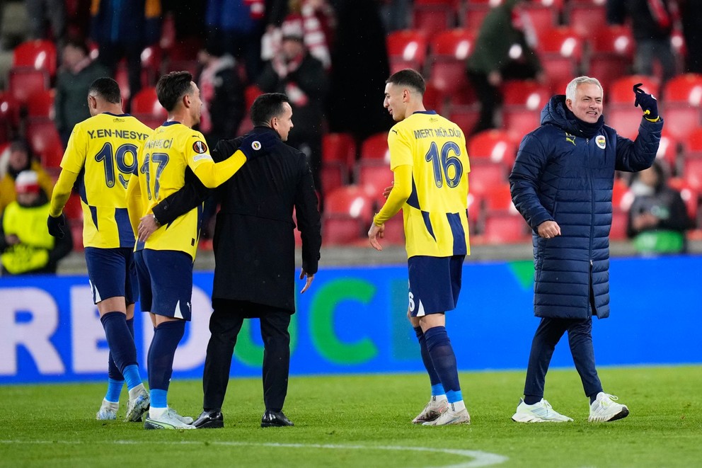 Jose Mourinho a hráči Fenerbahce sa tešia z triumfu