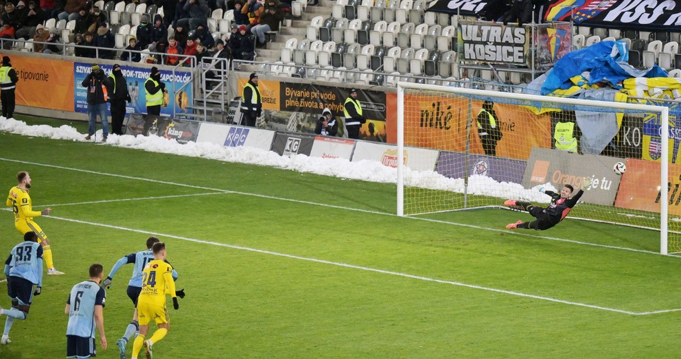 Žan Medved (vľavo) strieľa gól z penalty v zápase FC Košice - ŠK Slovan Bratislava v 15. kole Niké ligy.