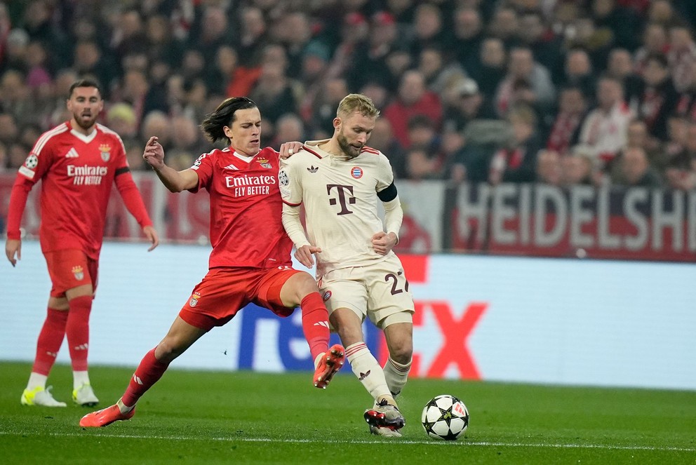 Álvaro Carreras (v strede) a Konrad Laimer v zápase Bayern Mníchov - Benfica Lisabon v Lige majstrov.