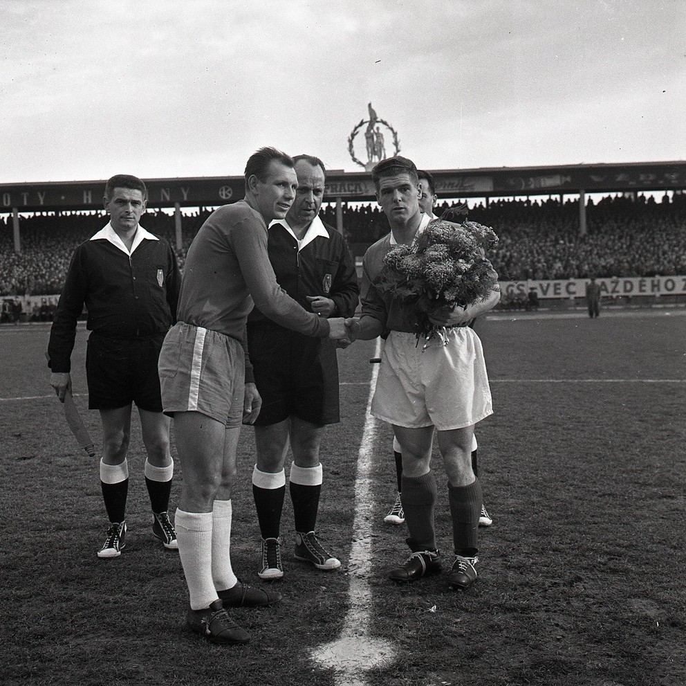 Kapitáni Dezider Cimra a Bobby Shearer pred odvetným zápasom 1. kola EPM ČH Bratislava - Glasgow Rangers (1:1).