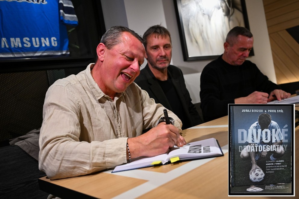 Tri legendy Slovana krstili krnihu Divoké Deväťdesiatky. Zľava Vladimír Kinder, Miloš Glonek a Jaroslav Timko. 