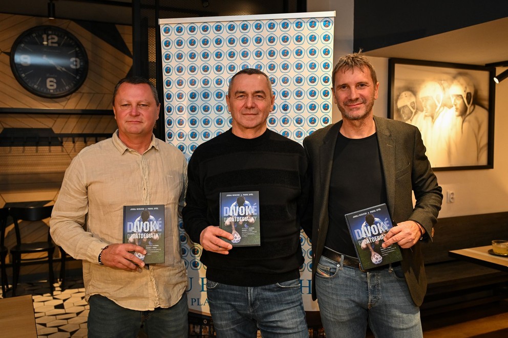 Tri legendy Slovana krstili krnihu Divoké Deväťdesiatky. Zľava Vladimír Kinder, Jaroslav Timko a Miloš Glonek.