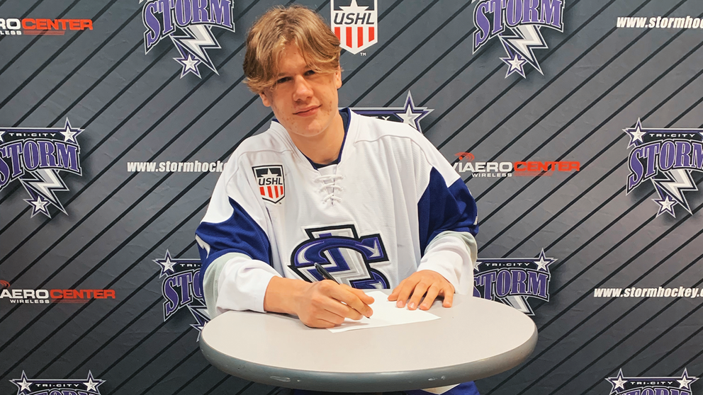 Oliver Ozogány pri podpise zmluvy s klubom Tri-City Storm.