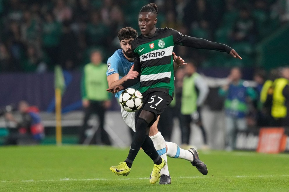 Geovany Quenda v súboji s Joškom Gvardiolom v zápase Sporting Lisabon - Manchester City.