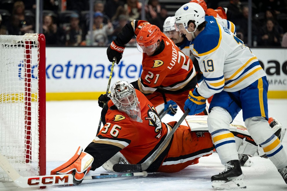 John Gibson v bránke Anaheimu Ducks.