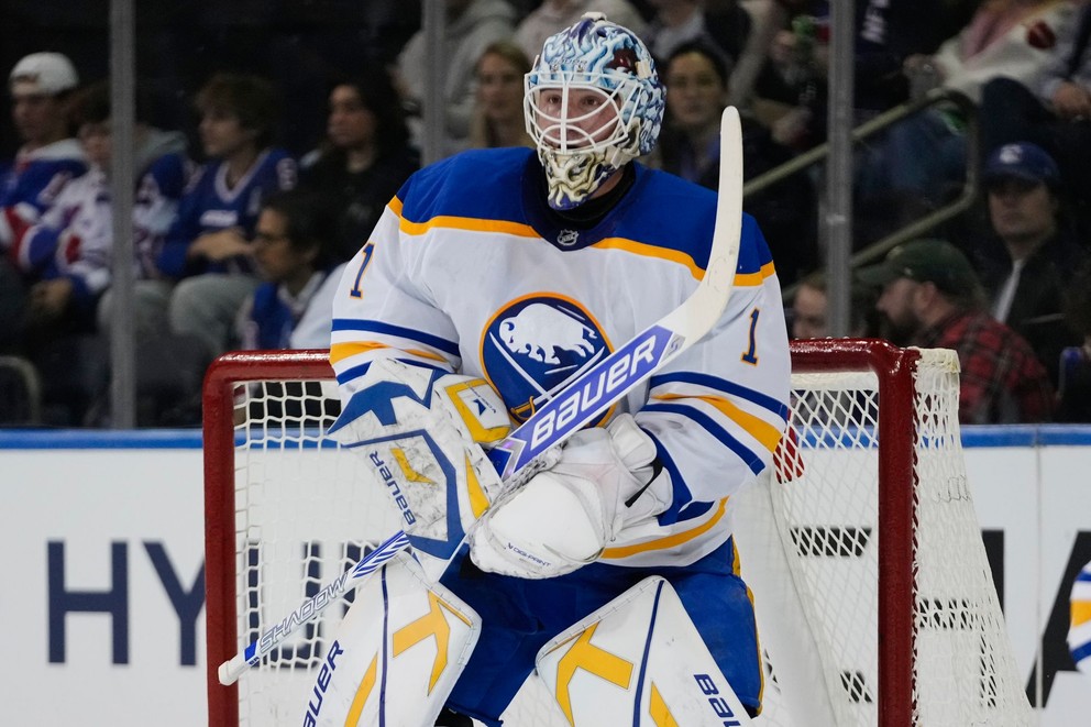 Ukko-Pekka Luukkonen v bránke Buffalo Sabres.