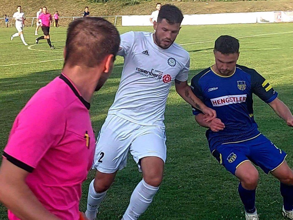 Michal Vilkovský (uprostred) v drese MFK Spartak Medzev.