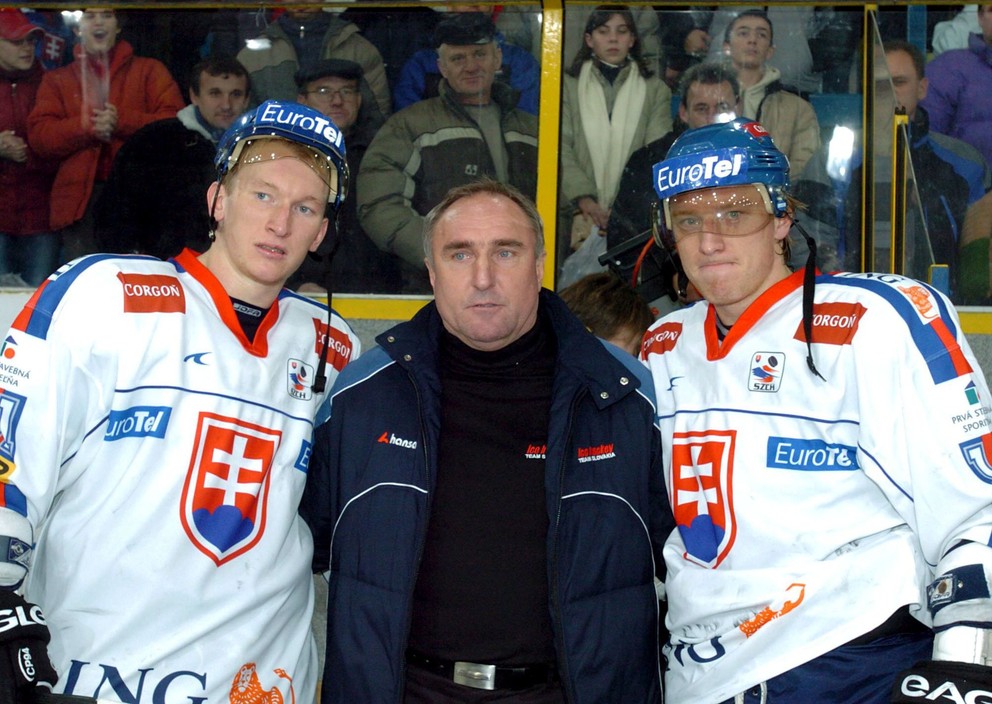 Zľava Marcel Hossa, tréner František Hossa a Marián Hossa po turnaji Lotto Cup 2004 v Piešťanoch.