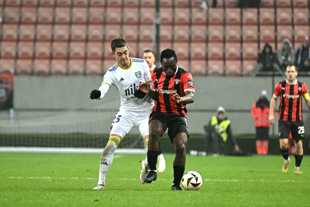 Michal Faško (vľavo) a Philip Azango v zápase FC Spartak Trnava - FC Košicev 18. kole Niké ligy.