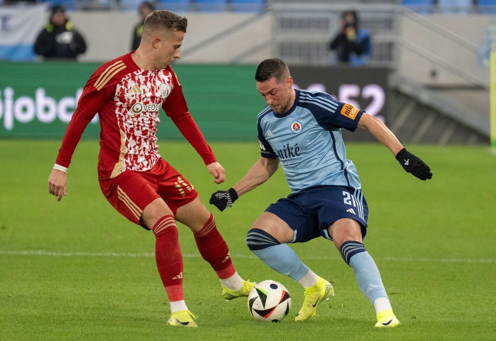 Na snímke vpravo Róbert Mak (Slovan) a vľavo Martin Rymarenko (B.Bystrica) v zápase 16. kola futbalovej Niké ligy medzi ŠK Slovan Bratislava - MFK Dukla Banská Bystrica.