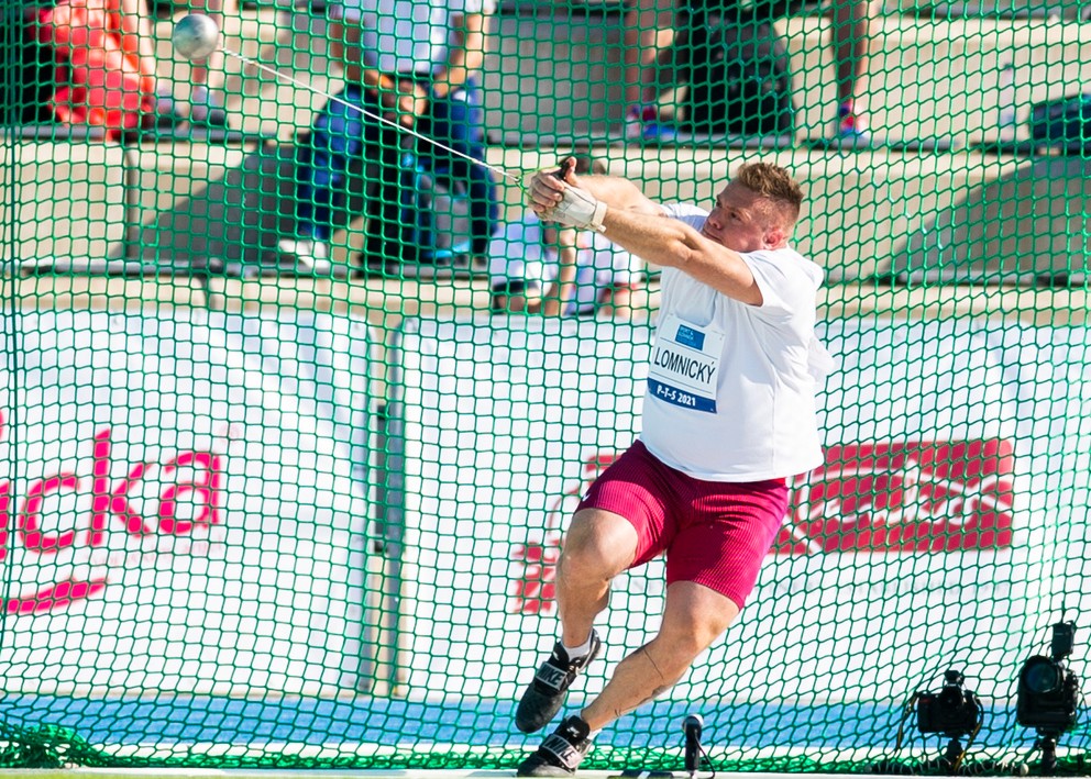 Slovenský kladivár Marcel Lomnický v súťaži na atletickom mítingu P-T-S 2021 v Šamoríne.