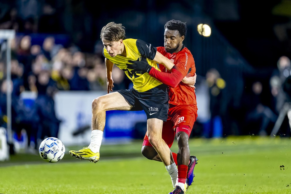 Leo Sauer v zápase proti Almere City.