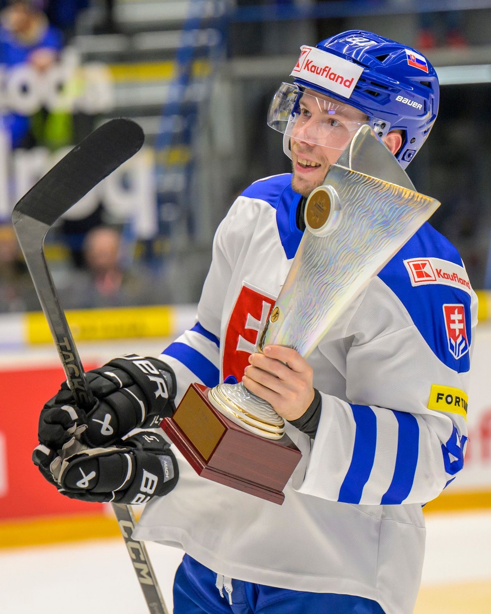 kapitán Matúš Sukeľ (Slovensko) drží trofej po treťom zápase Vianočného Kaufland Cupu v hokeji Slovensko - Lotyšsko.