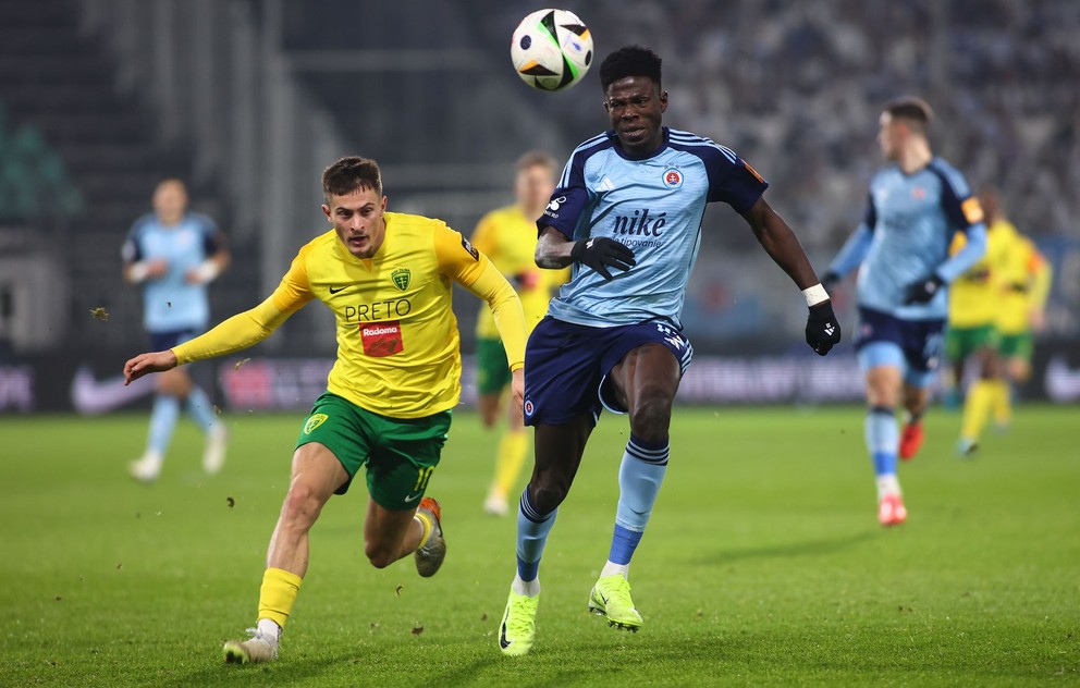 Na snímke zľava v súboji o loptu Adrián Kaprálik (Žilina) a Sharani Zuberu (Bratislava) v zápase 17. kola futbalovej Niké ligy medzi MŠK Žilina - ŠK Slovan Bratislava.