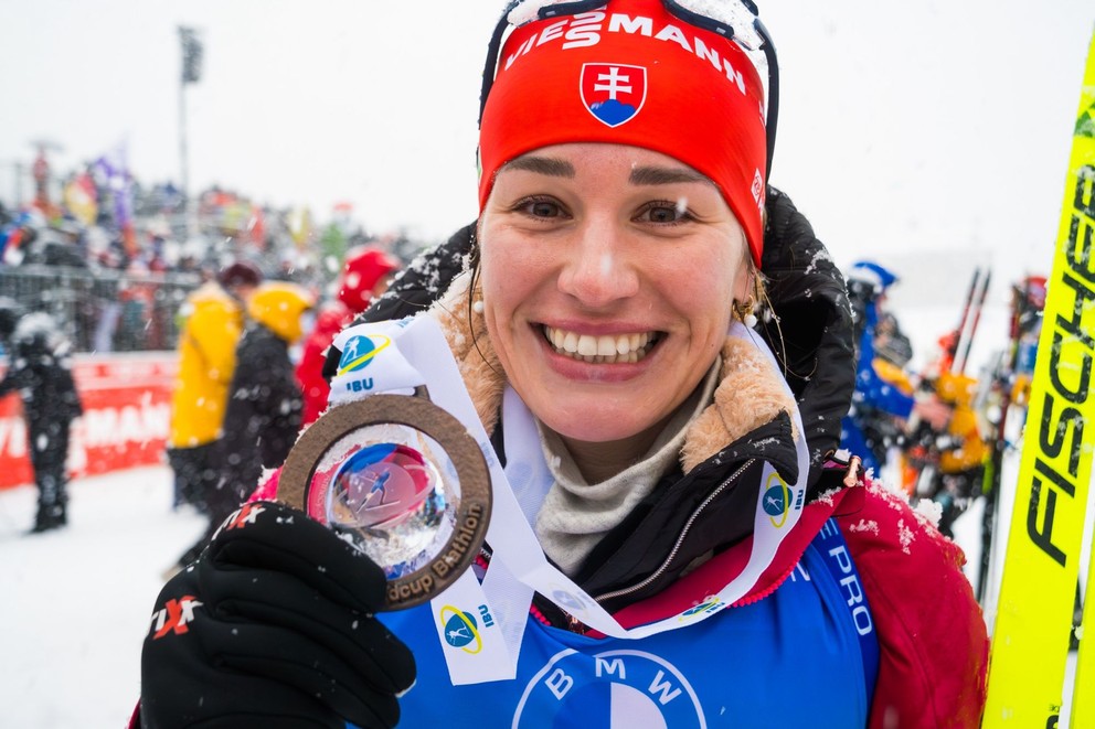 Paulína Bátovská sa raduje po pretekoch s hromadným štartom na 12,5 km na podujatí 3. kola Svetového pohára vo francúzskom meste Annecy, kde obsadila 3. miesto.