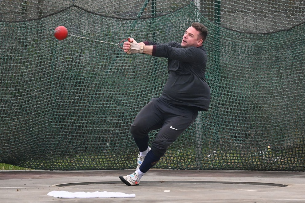 Víťaz mužskej skupiny Marcel Lomnický (40,07 m) počas Silvestrovské hodu bremenom v Trnave 30. decembra 2022.