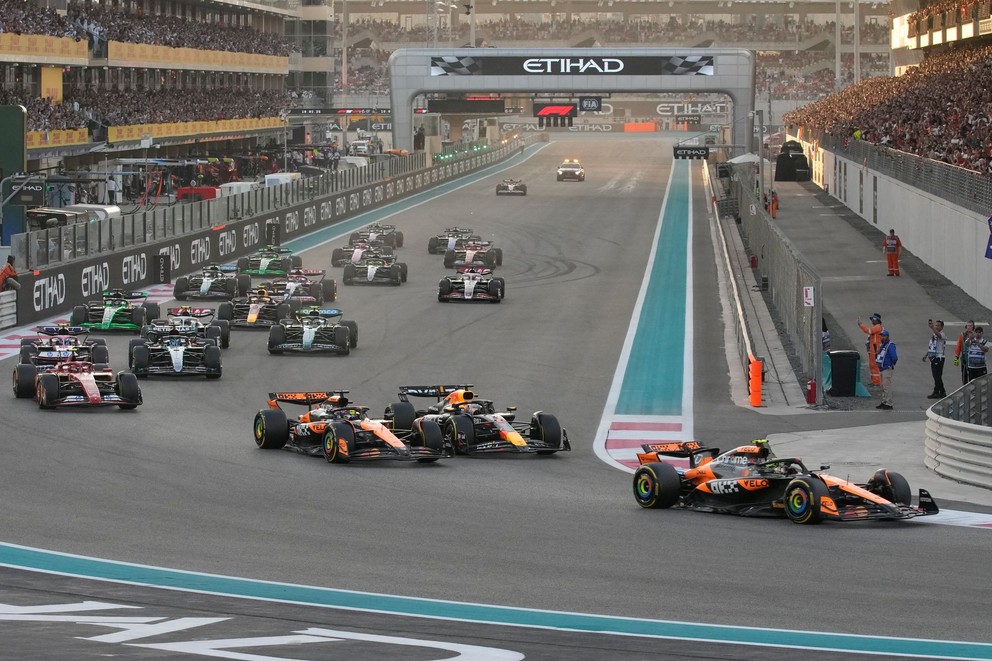 Jazdec Lando Norris (McLaren) z Británie vedie po štarte Veľkej ceny Abú Zabí Formuly 1 na okruhu Yas Marina v roku 2024.