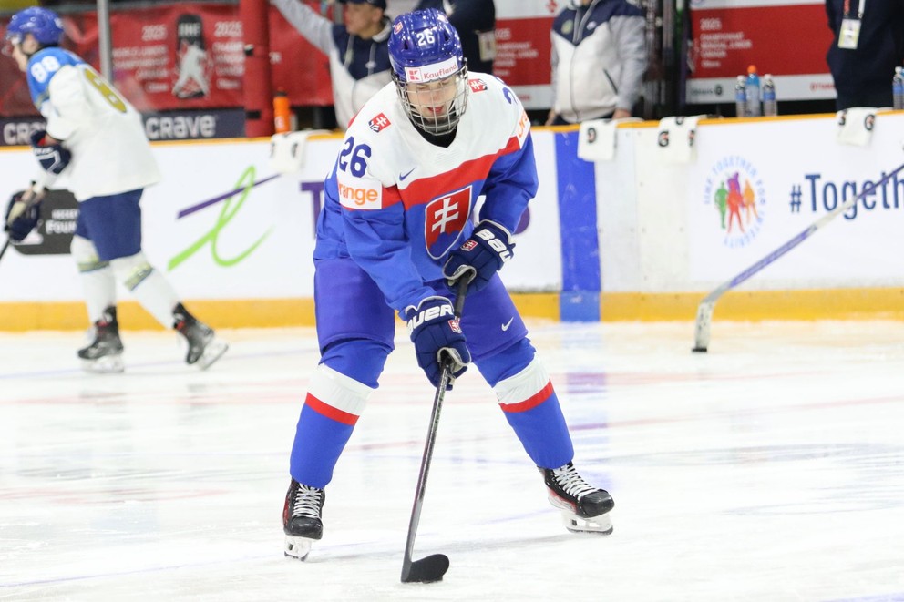 Luka Radivojevič v zápase Slovensko - Kazachstan na MS  v hokeji do 20 rokov 2025.