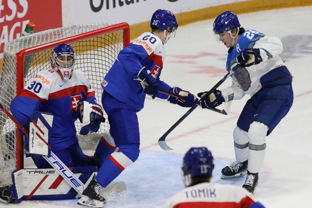 Samuel Urban a Peter Valent v zápase Slovensko - Kazachstan na MS U20 2025