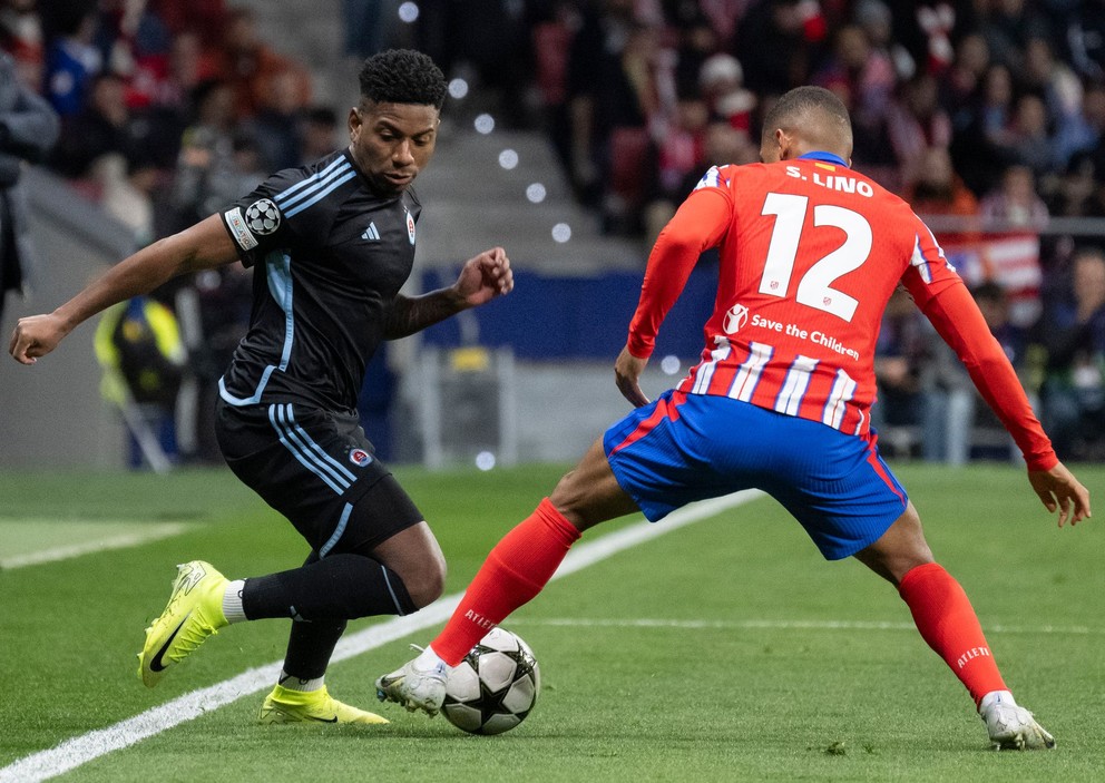Vľavo Cesar Blackman (Slovan) a vpravo Samuel Lino (Atletico) v zápase 6. kola ligovej fázy Ligy majstrov Atlético Madrid - Slovan Bratislava.