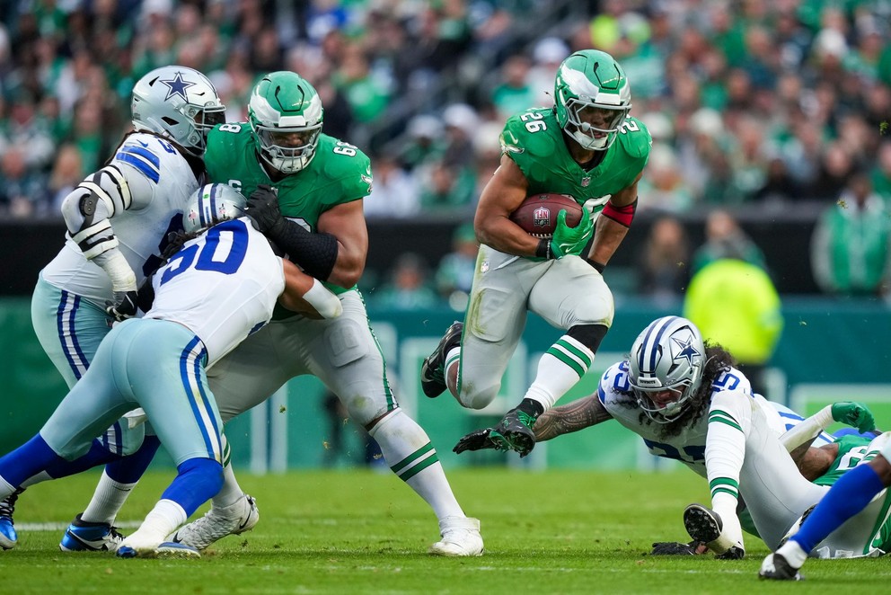 Running back Saquon Barkley (s loptou) v zápase Philadelphia Eagles - Dallas Cowboys.