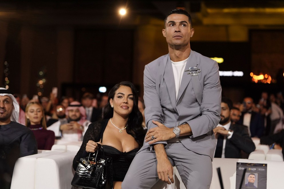 Futbalista saudskoarabského klubu Al-Nassr Cristiano Ronaldo z Portugalska a jeho partnerka Georgina pózujú počas vyhlásenia ankety Globe Soccer Awards v Dubaji.