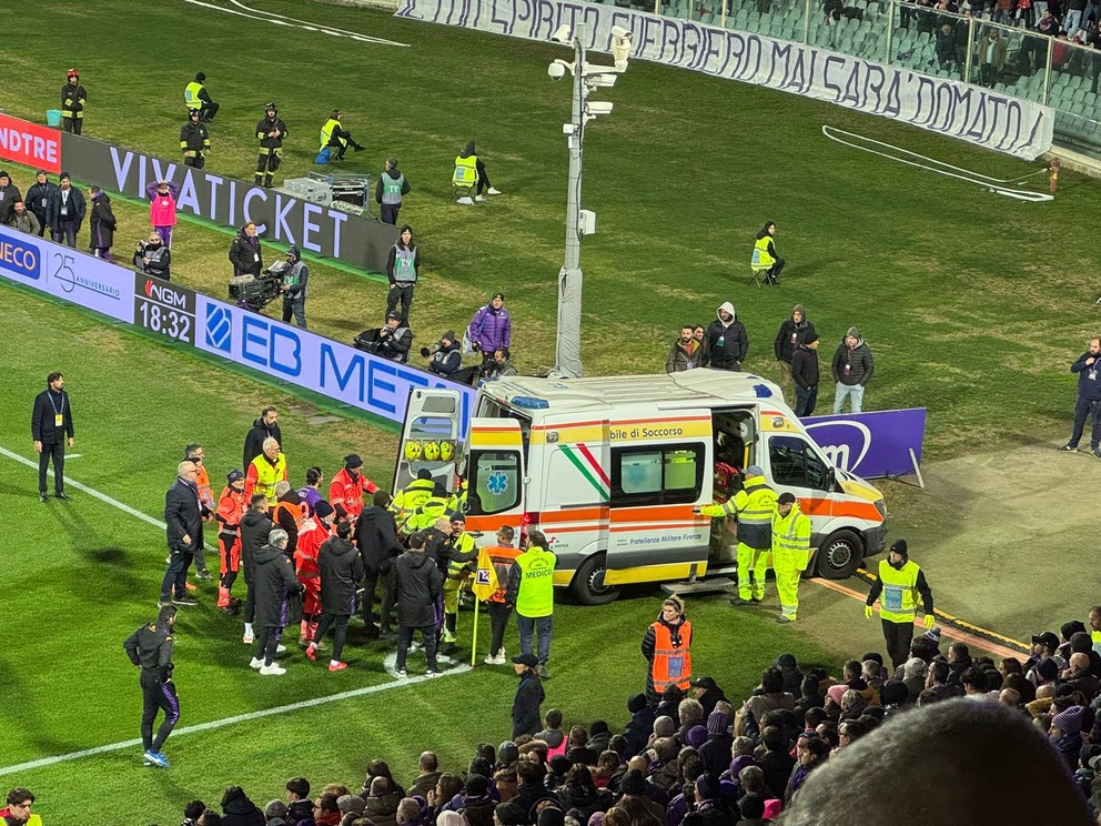 Edoardo Bove je odnášaný do sanitky v zápase 14. kola Serie A Fiorentina - Inter Miláno.