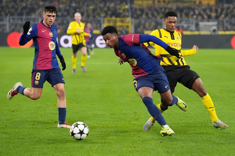 Julien Duranville (Dortmund) a Alejandro Balde (Barcelona) v súboji o loptu v zápase 6. kola ligovej fázy Ligy majstrov Borussia Dortmund - FC Barcelona.