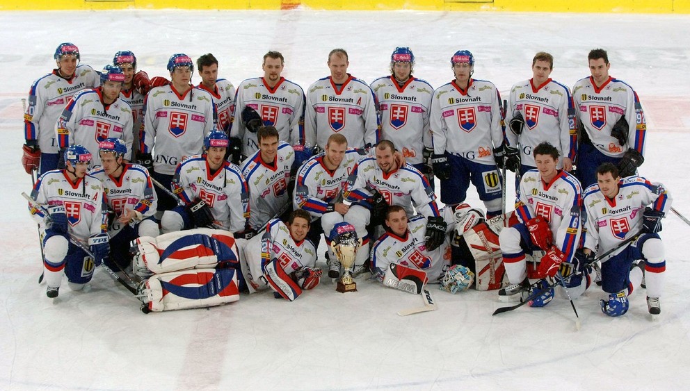 Slovenskí hokejisti s trofejou pre víťazov turnaja Loto Cup 2005 v Piešťanoch.