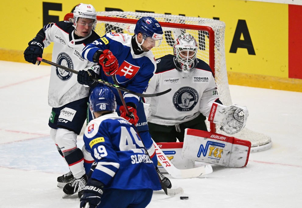 V pozadí druhý zľava Alex Tamáši (Slovensko), vpravo brankár Tobias Normann (Nórsko) počas zápasu Slovensko – Nórsko na Vianočnom Kaufland Cupe 2024.