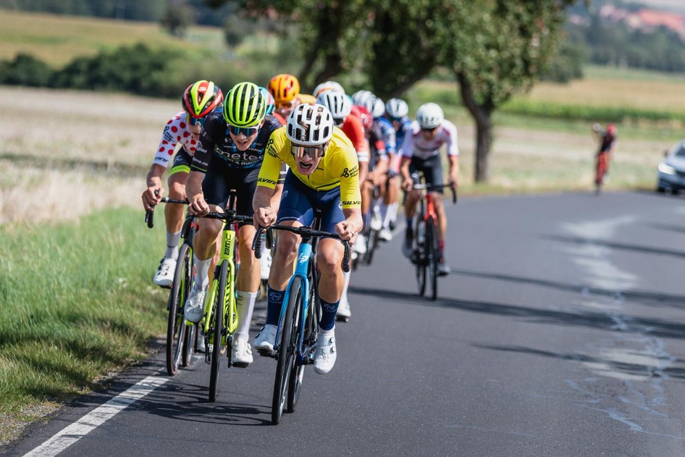 Matthias Schwarzbacher v drese lídra na West Bohemia Tour.