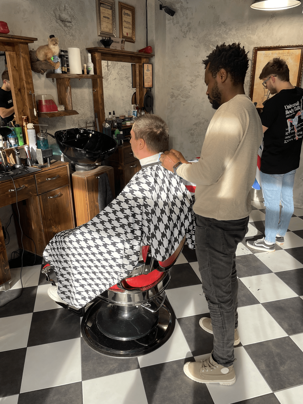 Bývalý futbalista Babatounde Bello sa živí ako barber.