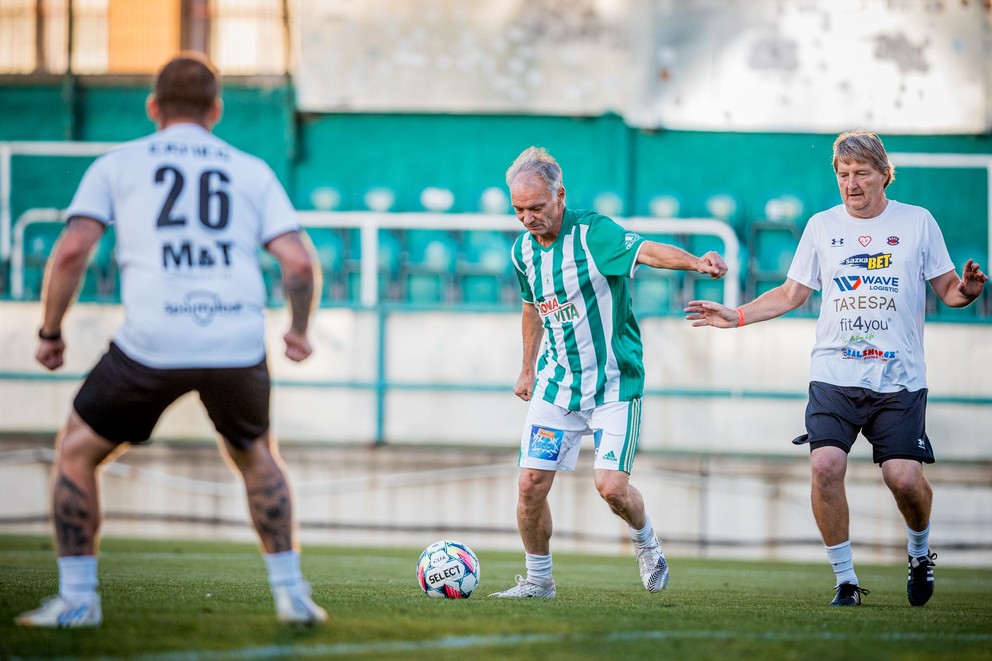 Jaromír Bosák a herec Ivan Trojan v exhibičnom zápase Real Top Praha - Bohemians Praha 1905, stará garda.