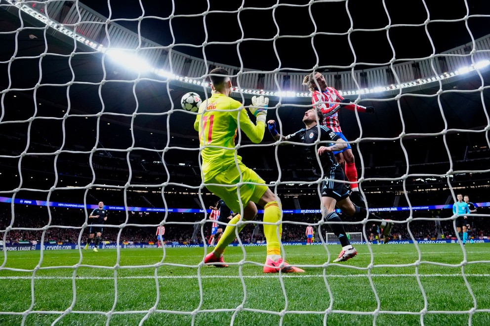 Antoine Griezmann prehlavičkoval Gurama Kašiu v zápase Atlético Madrid - Slovan Bratislava.