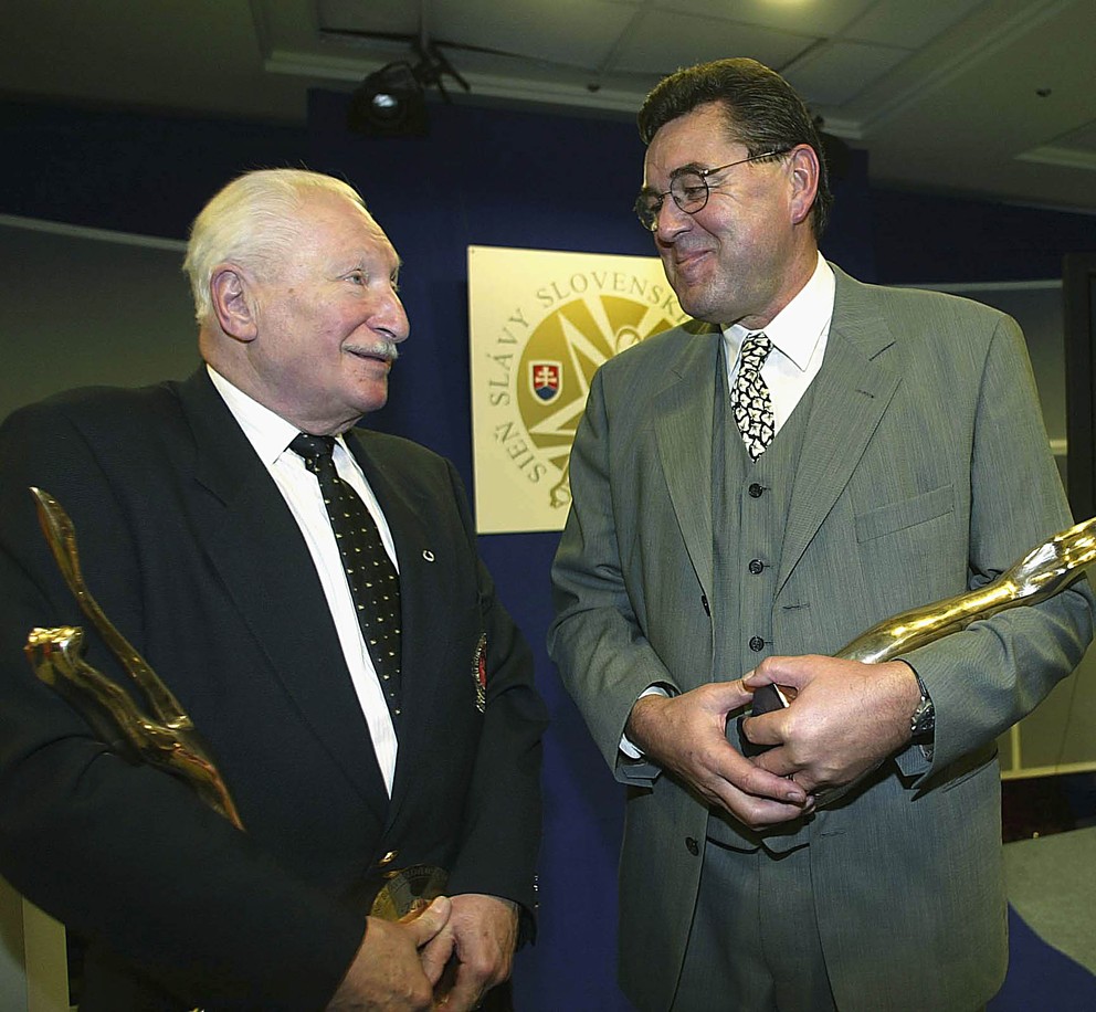 George Gross a Václav Nedomanský pred uvedením do Siene slávy slovenského hokeja.