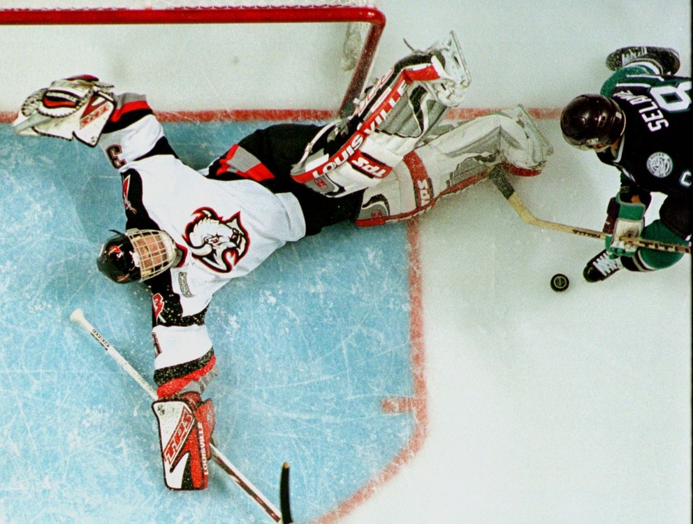 Dominik Hašek v bránke Buffala.