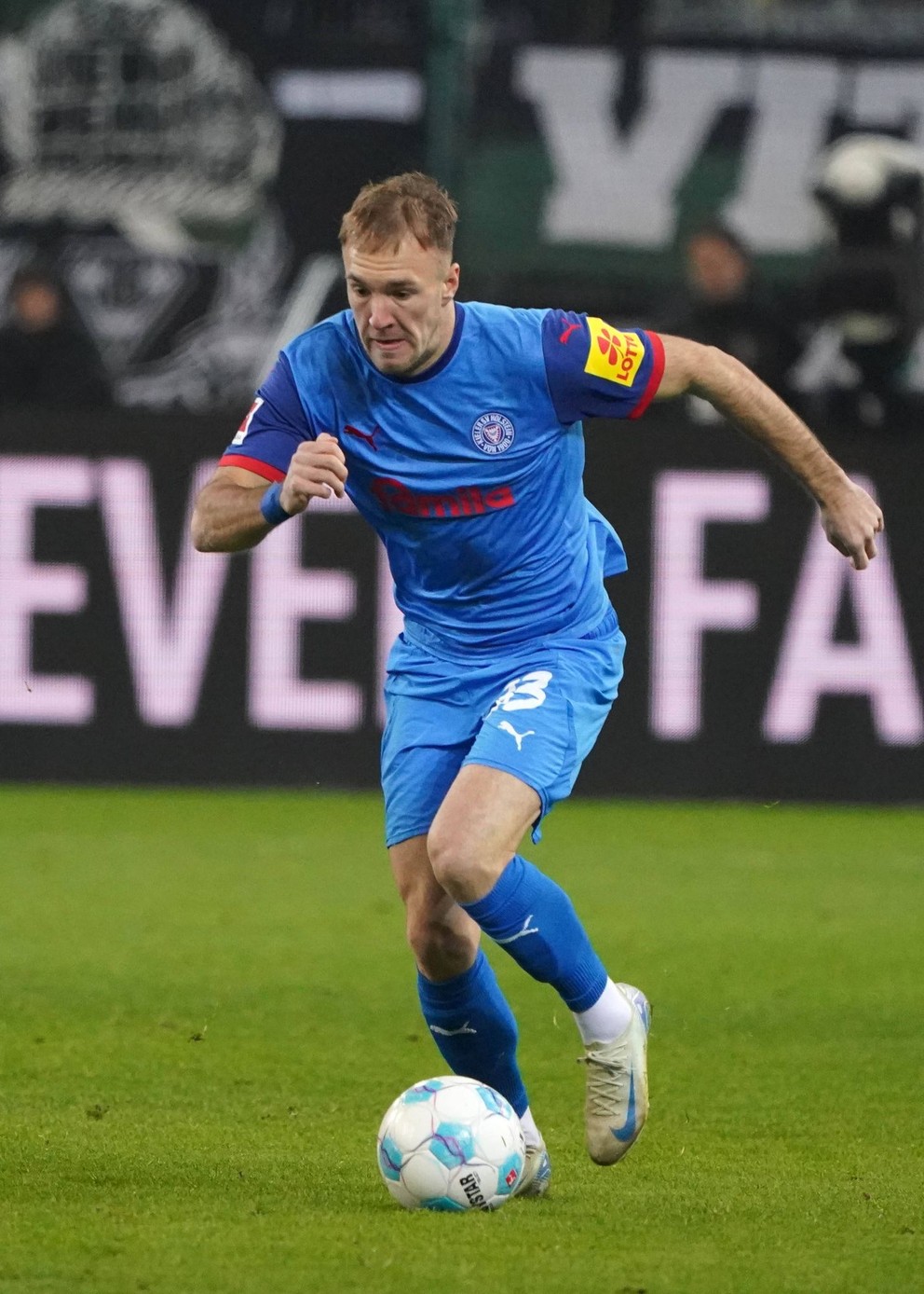 Dominik Javorček v drese Holstein Kiel.