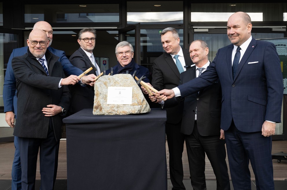 Poklepkávanie základného kameňa novej haly v Šamoríne. Zľava prezident Slovenského olympijského výboru (SOV) Anton Siekel, predseda predstavenstva spoločnosti reprezentujúcej novú multifunkčnú halu Jaroslav Holeša, člen predstavenstva Miroslav Krištovovič, prezident Medzinárodného olympijského výboru (MOV) Thomas Bach, podpredseda Národnej rady SR Andrej Danko (SNS), štátny tajomník Ministerstva cestovného ruchu a športu(MCRŠ) Ján Krišanda a minister cestovnému ruchu a športu Dušan Keketi (nominant SNS).