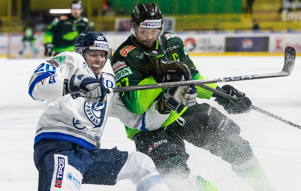 Sprava Rastislav Dej (Žilina) a Peter Kundrik (Poprad) v zápase 42. kola Tipos extraligy medzi DOXXbet Vlci Žilina - HK Poprad.