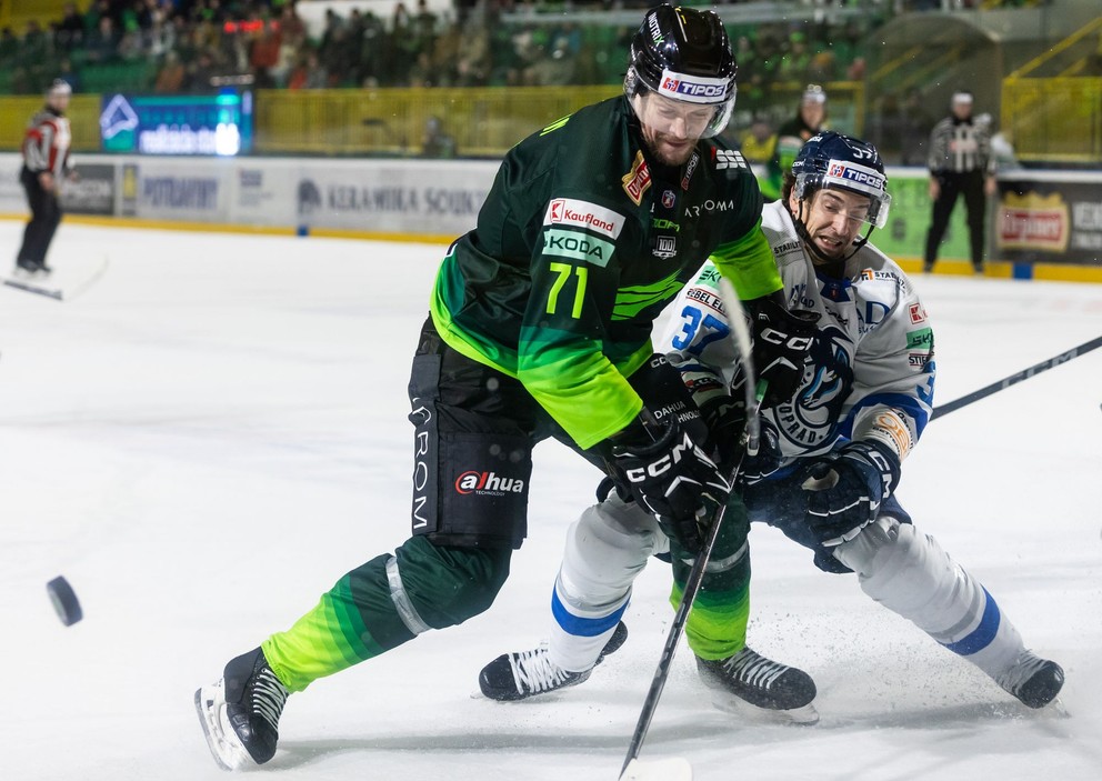Alexander Avcin (číslo 71) a Terry Broadhurst v zápase Tipos extraligy Žilina - Poprad.