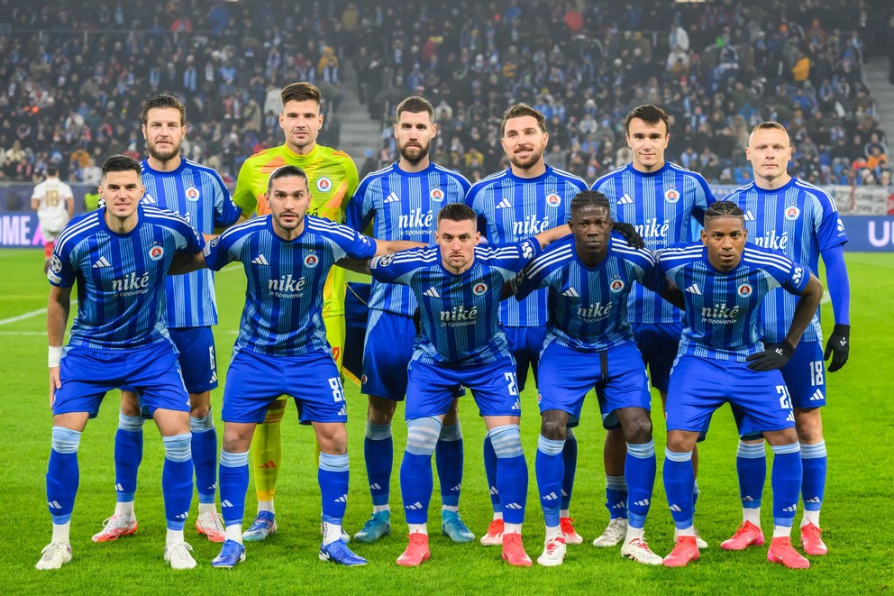 Futbalisti ŠK Slovan Bratislava pred zápasom proti VfB Stuttgart v 7. kole ligovej fázy Ligy majstrov.