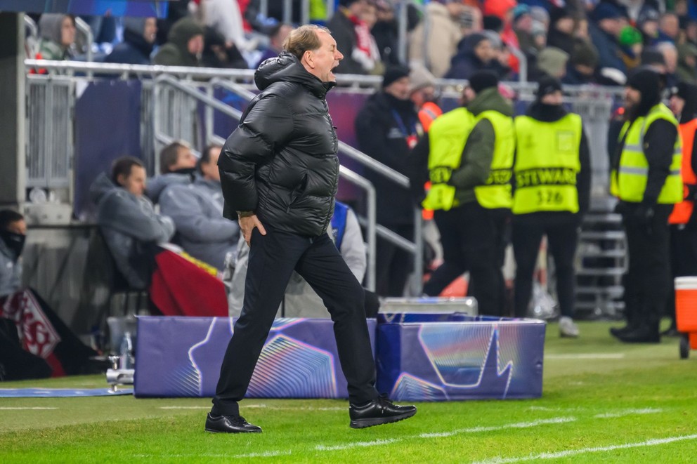 Na snímke tréner ŠK Slovan Bratislava Vladimír Weiss st. v zápase 7. kola ligovej fázy Ligy majstrov vo futbale ŠK Slovan Bratislava - VfB Stuttgart.