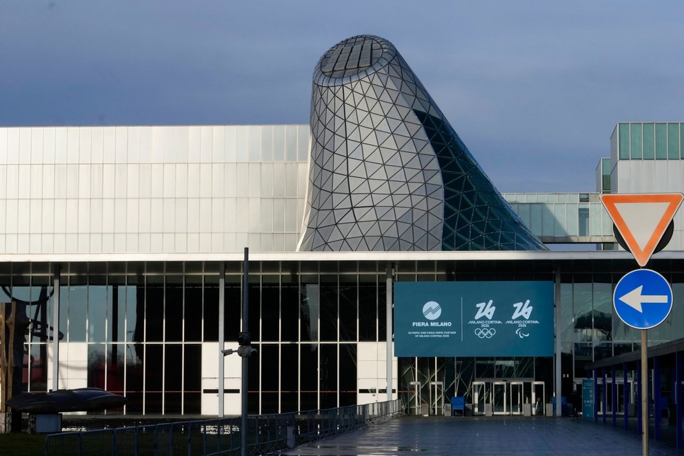 Hlavný vstup do Rho Fair, ktorý bude hostiť podujatia v ľadovom hokeji a rýchlokorčuľovaní na ZOH 2026.