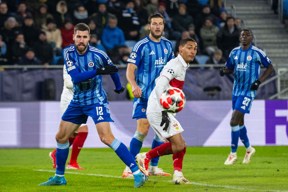 Na snímke zľava Kenan Bajrič, Kevin Wimmer (obaja Slovan) a Enzo Millot (Stuttgart) počas zápasu 7. kola ligovej fázy Ligy majstrov vo futbale ŠK Slovan Bratislava - VfB Stuttgart.