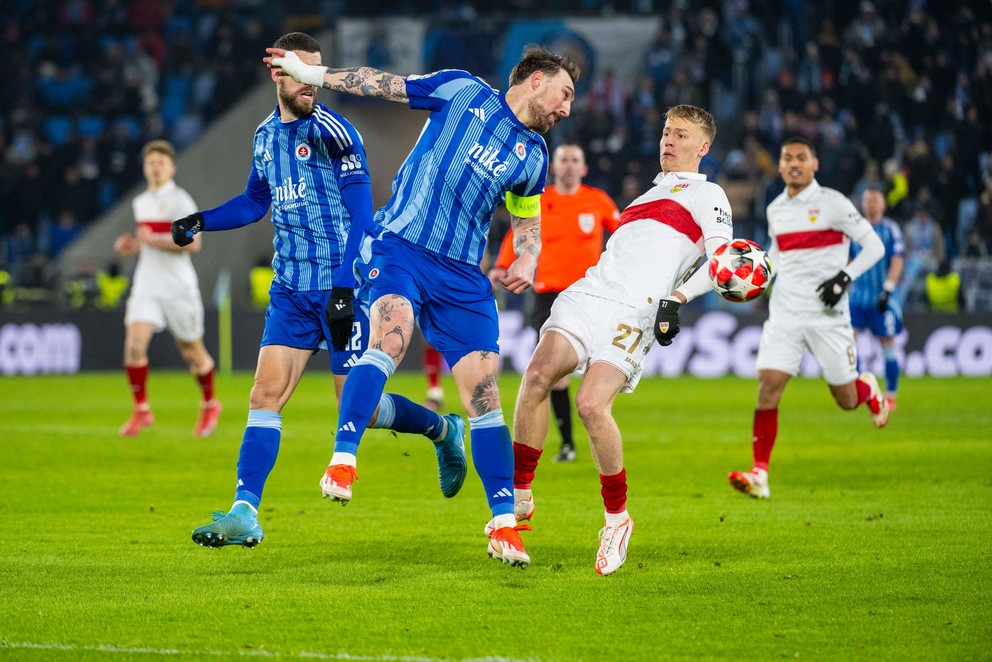 Na snímke zľava Kenan Bajrič, Guram Kašia (obaja Slovan) a Chris Fuhrich (Stuttgart) počas zápasu 7. kola ligovej fázy Ligy majstrov vo futbale ŠK Slovan Bratislava - VfB Stuttgart.