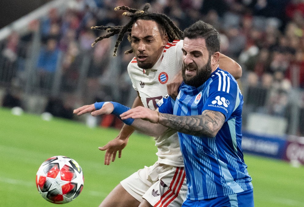 Sacha Boey (vľavo) a Tigran Barseghjan v zápase Bayern Mníchov - Slovan Bratislava